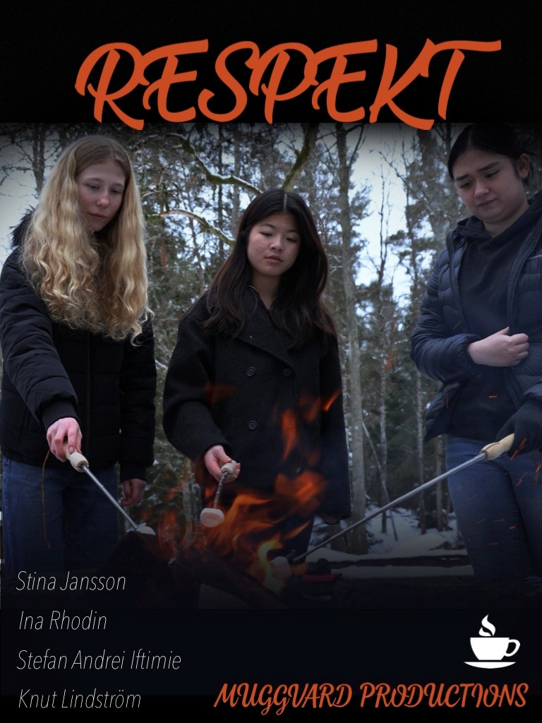 Tre unga tjejer grillar marshmallow i skogen