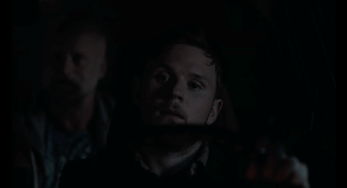 En m&ouml;rk bild d&auml;r man ser svaga konturer av tv&aring; m&auml;n