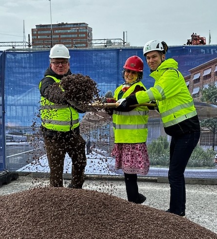 Tre personer gr&auml;ver med en gemensam spade i en grush&ouml;g.