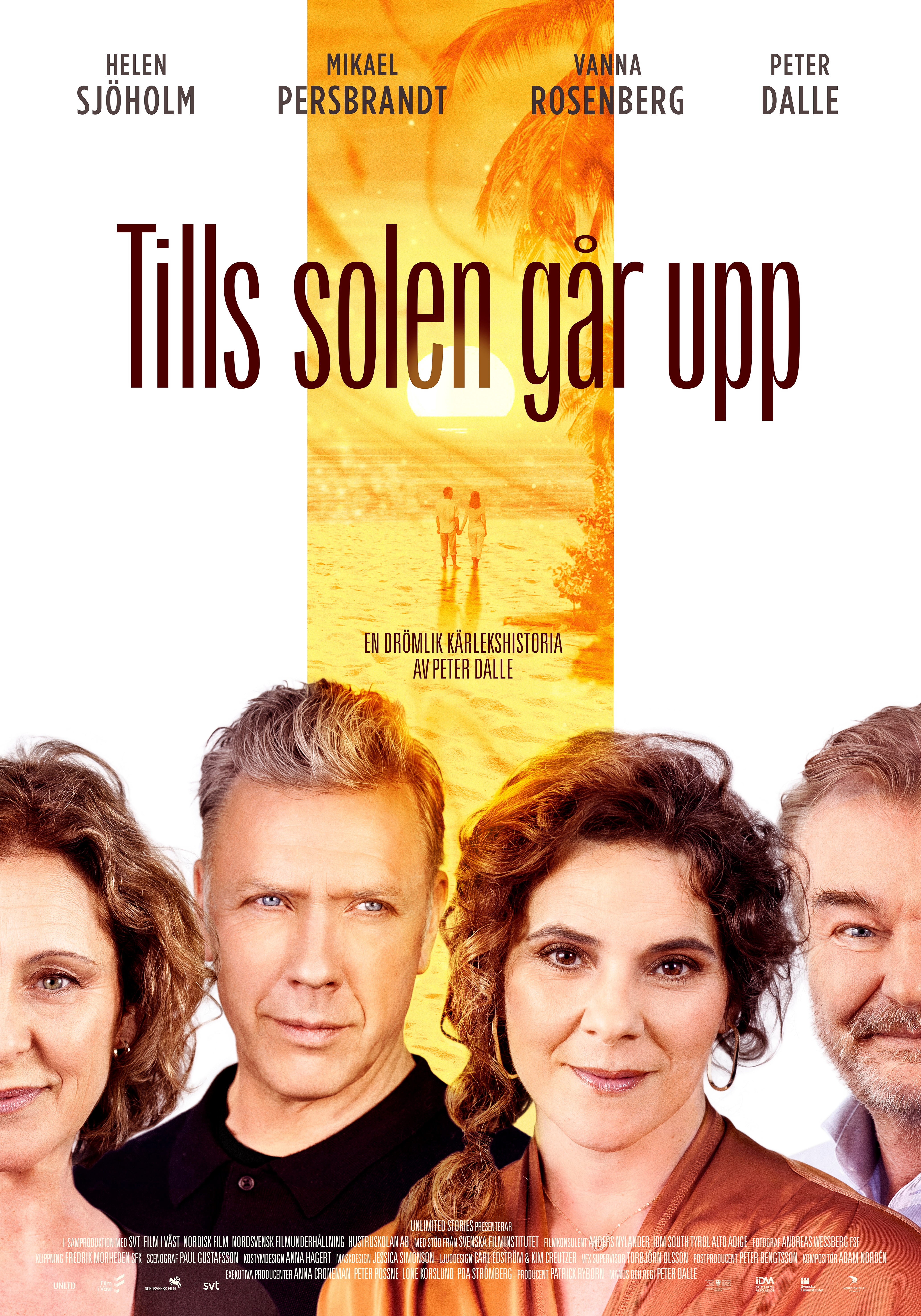 Bilden visar en filmaffisch för filmen "Tills solen går upp". Överst på affischen står namnen på skådespelarna: Helen Sjöholm, Mikael Persbrandt, Vanna Rosenberg och Peter Dalle. I mitten av affischen finns titeln "Tills solen går upp" i stora bokstäver. Under titeln står det "En drömlik kärlekshistoria av Peter Dalle". Längst ner på affischen finns bilder av de fyra skådespelarna: Helen Sjöholm till vänster, Mikael Persbrandt i mitten, Vanna Rosenberg bredvid honom och Peter Dalle till höger. Bakgrunden har en varm, solnedgångsliknande färgton. 