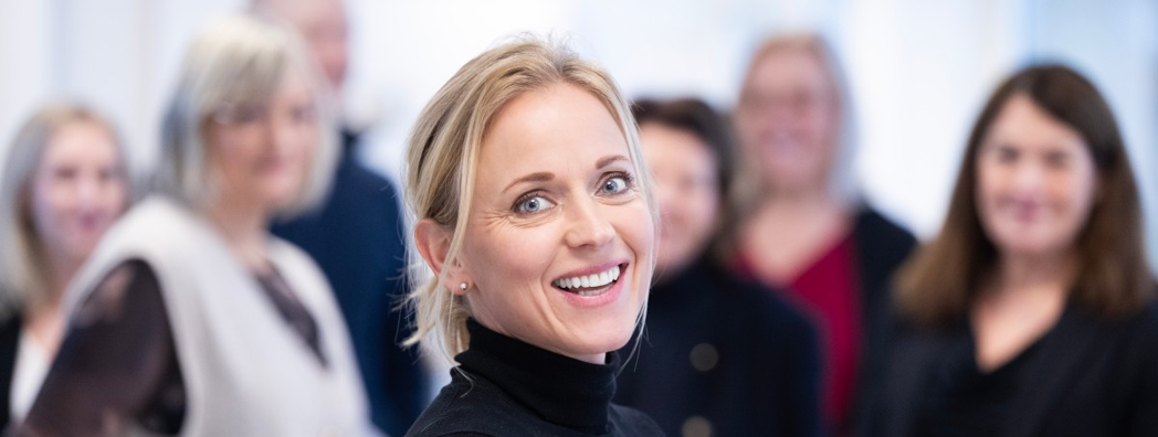 En grupp kvinnor inomhus