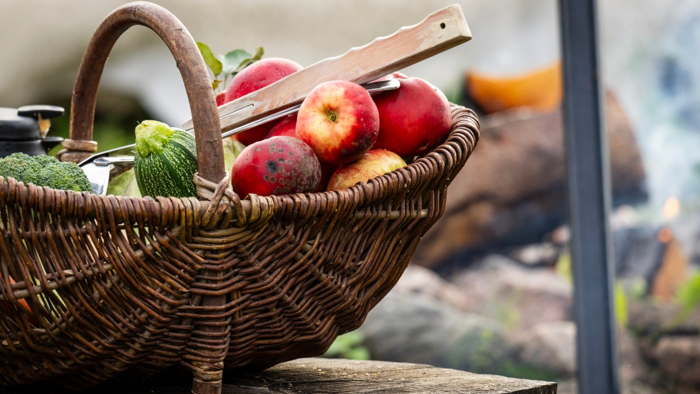 Tre personer vandrar ute i naturen