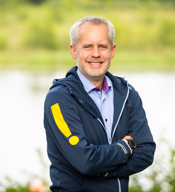En man som står framför ett vattendrag