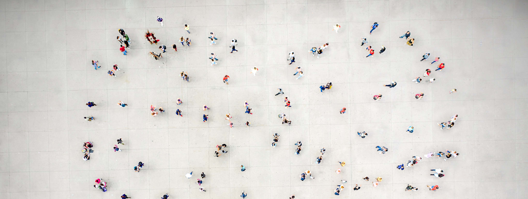 Dekorativ bild, människor som formar ett glest hjärta.