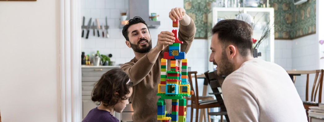 Barnfamilj leker med klossar