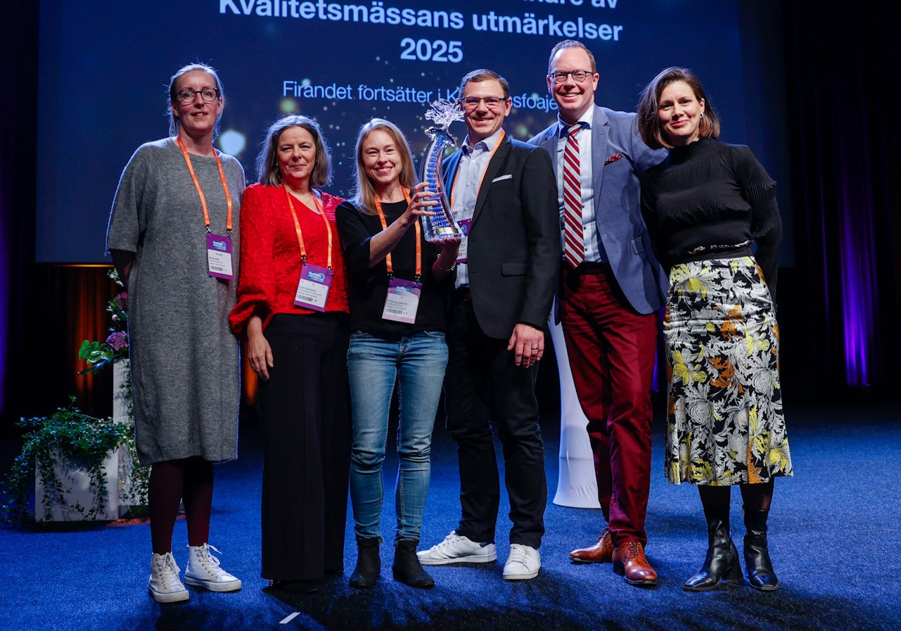 Pristagarna på en scen i helbild