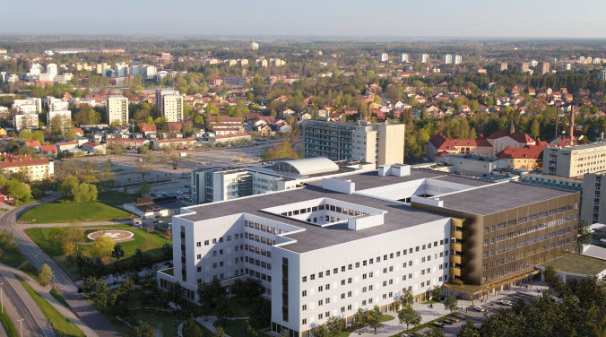 Flygbild över sjukhusområdet med nya vårdbyggnaderna i förgrunden.