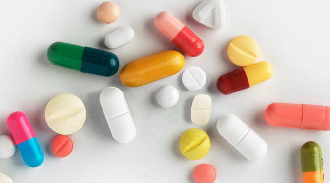 Piller i olika färger på ett bord