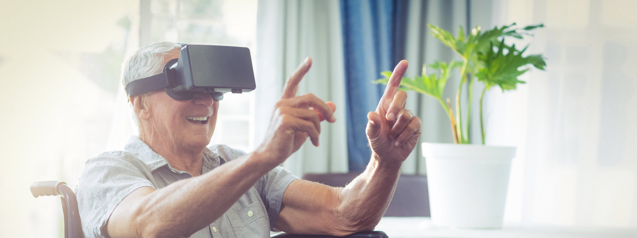 Äldre man med VR-glasögon
