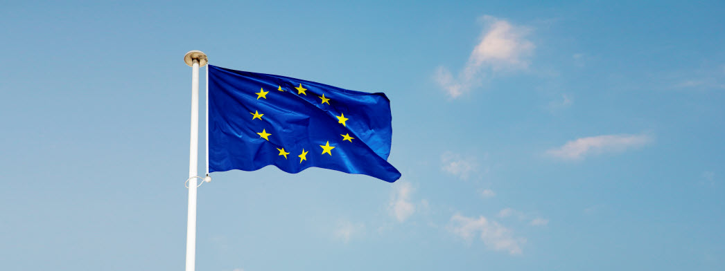 EU-flagga vajar mot himlen.